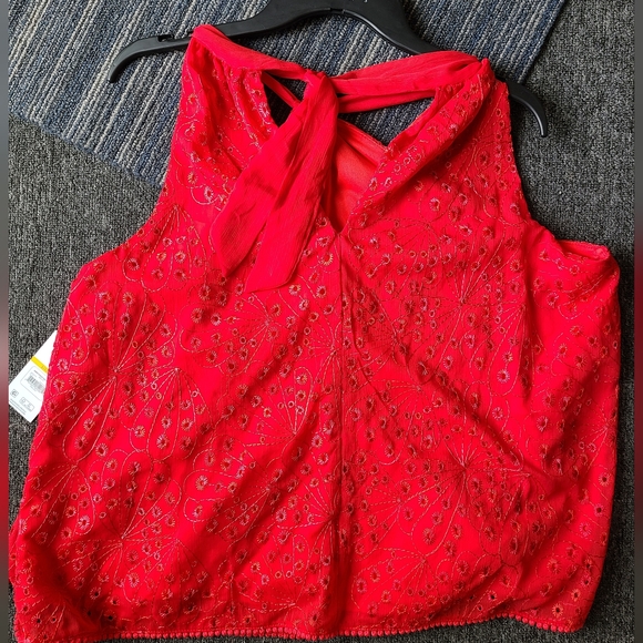 Red top - Picture 3 of 6